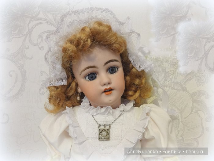 Удивительная антикварная кукла