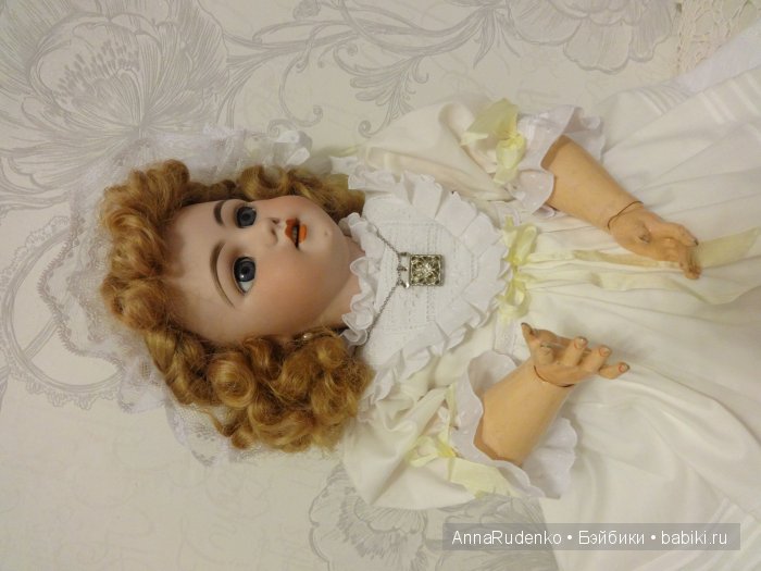 Удивительная антикварная кукла