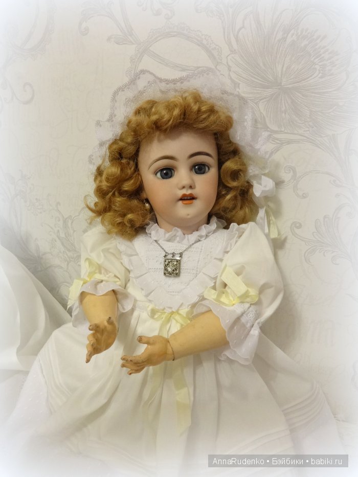Удивительная антикварная кукла