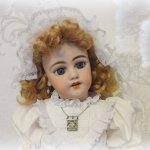 Удивительная антикварная кукла