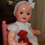 Кукла с мишкой играла