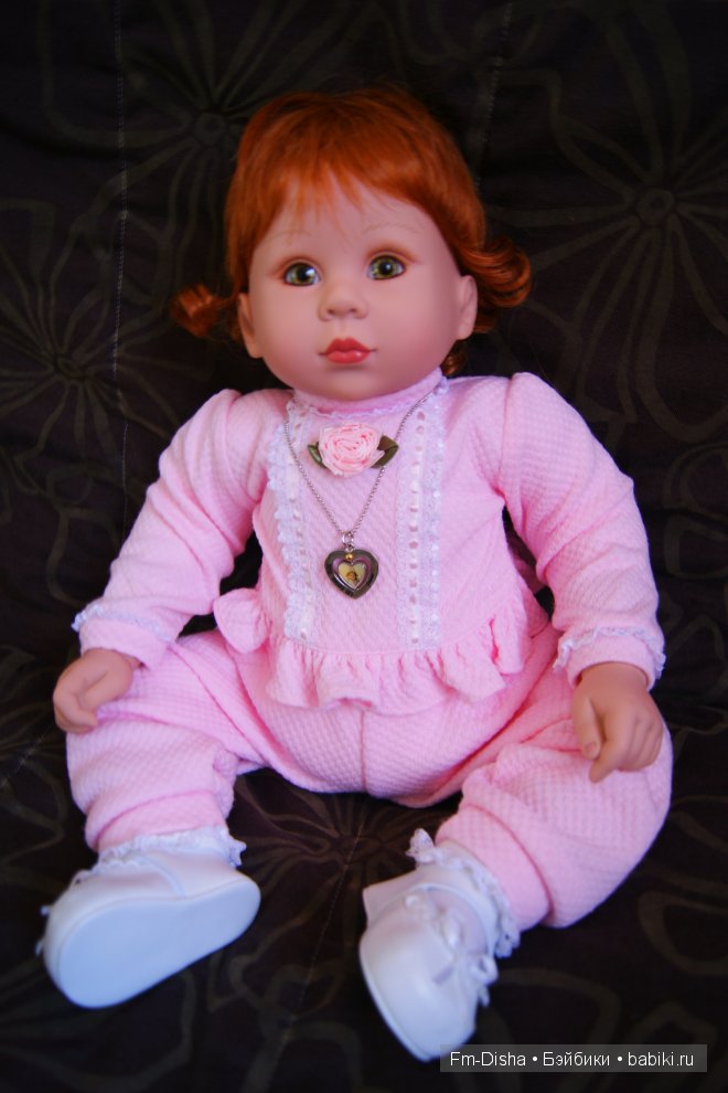 сняла шапочку и курточку.