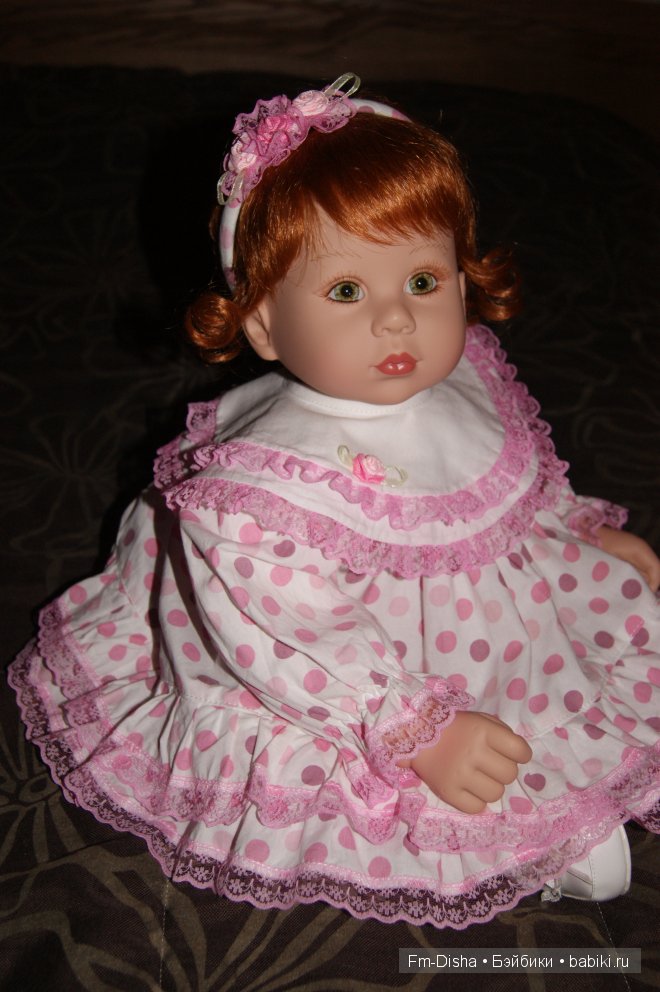 с украшением на шее