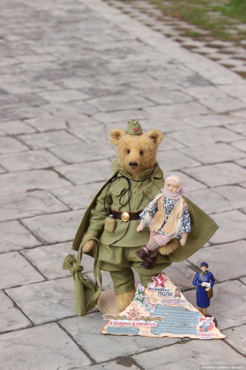 Лишь с улыбкою грустной и ясной поглядите им пристально вслед