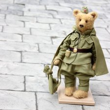 Лишь с улыбкою грустной и ясной поглядите им пристально вслед