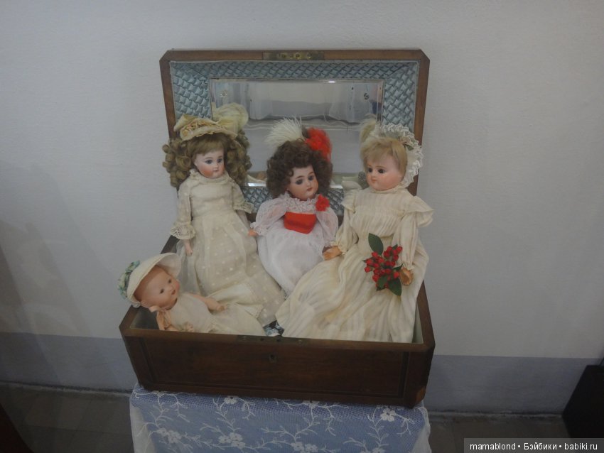 Выставка " Лабиринты кукольной жизни"