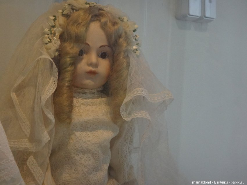 Выставка " Лабиринты кукольной жизни"