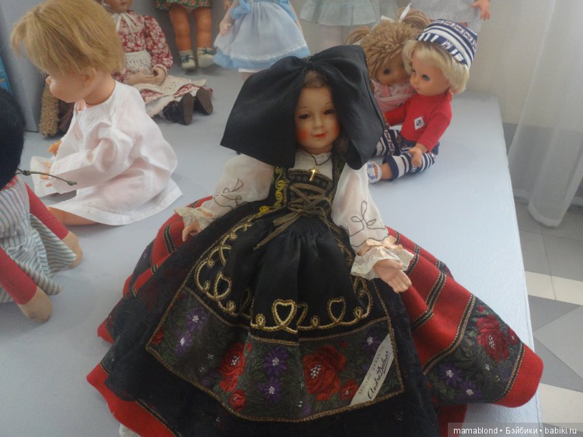 Выставка " Лабиринты кукольной жизни"