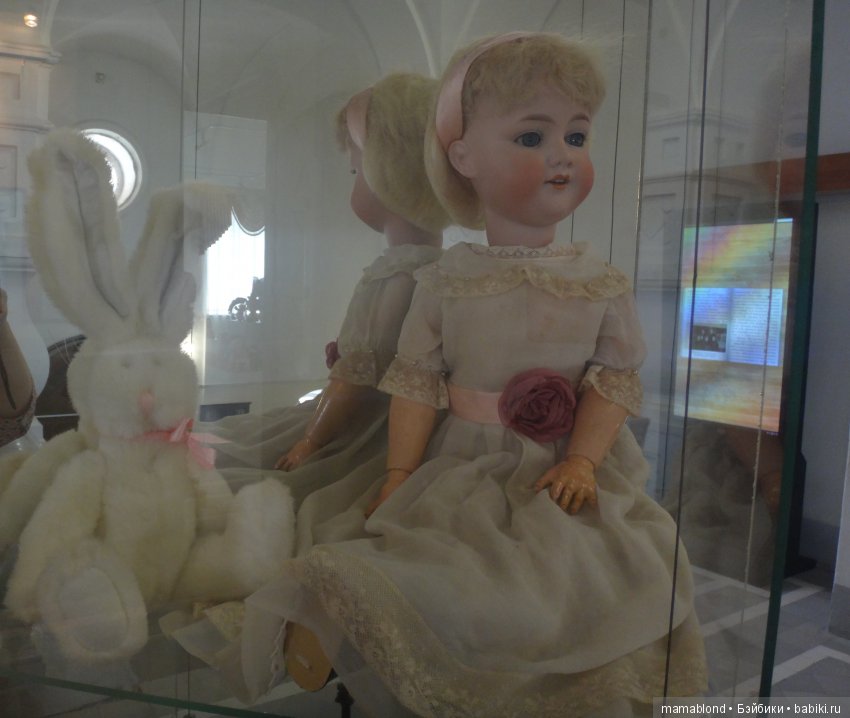 Выставка " Лабиринты кукольной жизни"