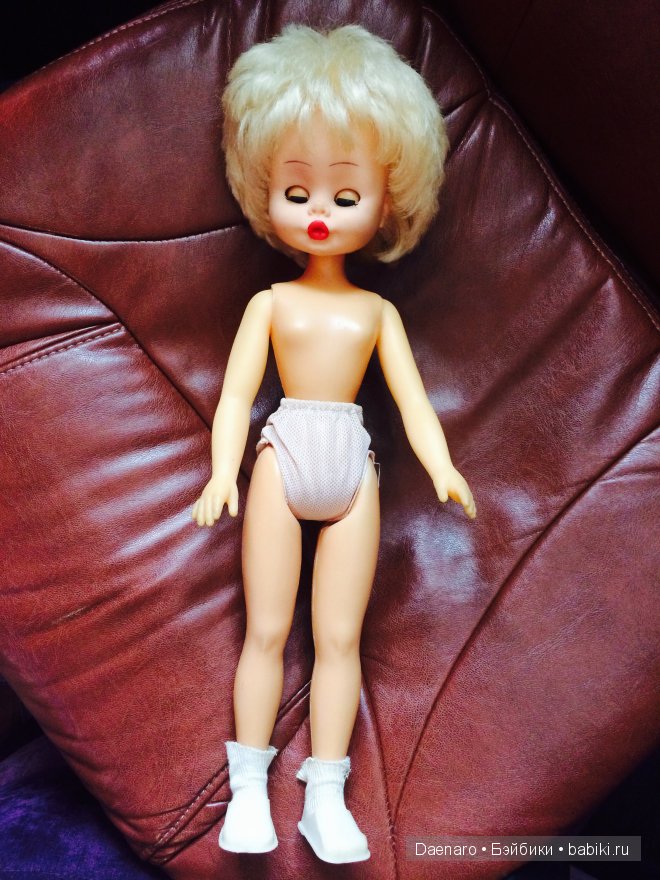 Голенькая Марина от стеснения сразу глазки закрыла))