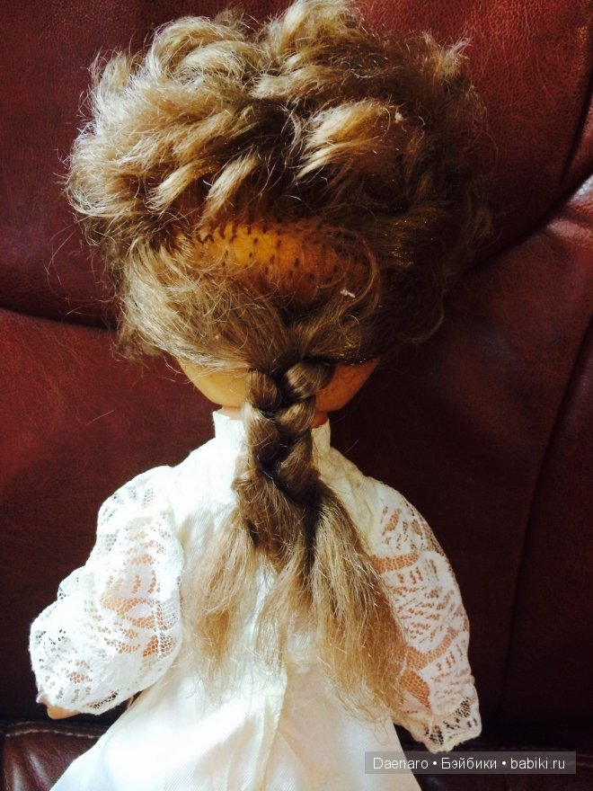 Рита отвернулась, потому что обижена на меня , что я её столько лет не причёсывала(