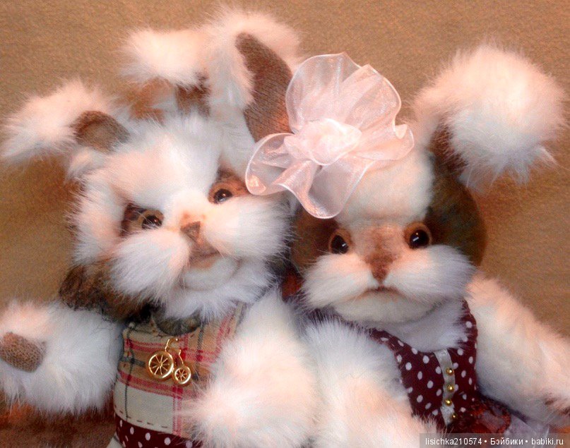 Зайчики Лапочка и Лапуся. Игрушки Федоровой Надежды