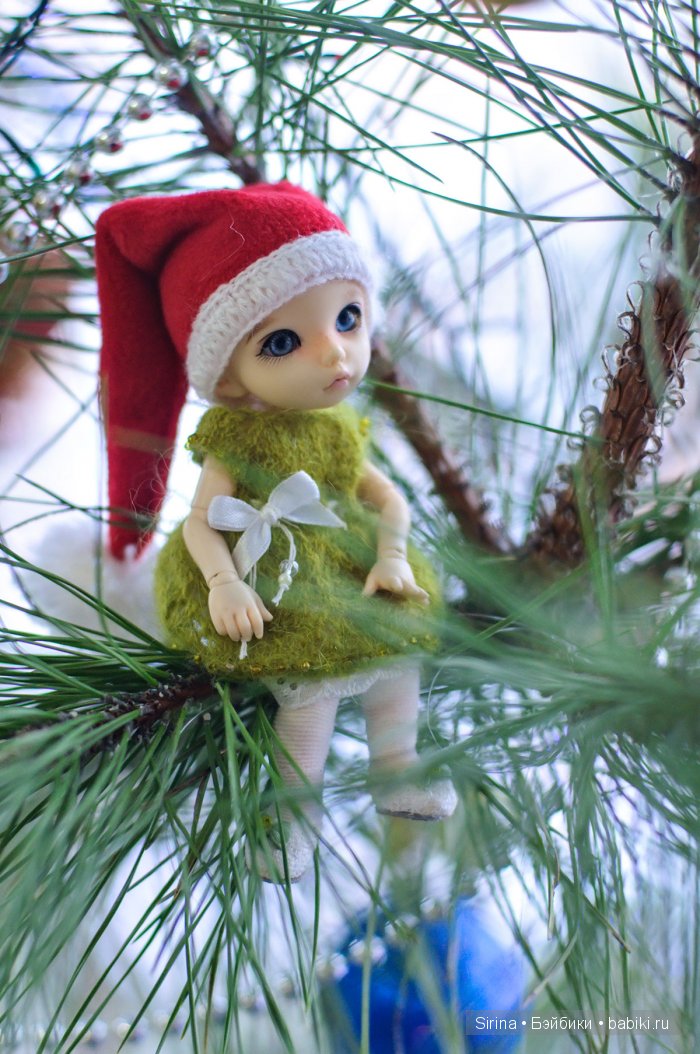 Варя смотрит в окошко