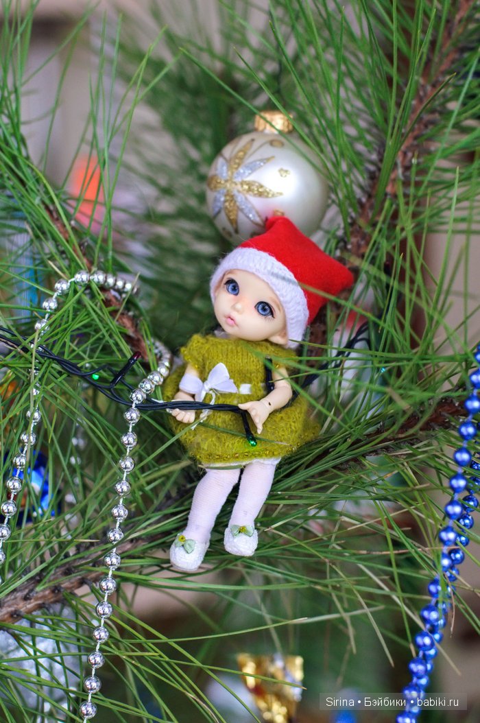 Варя с гирляндой