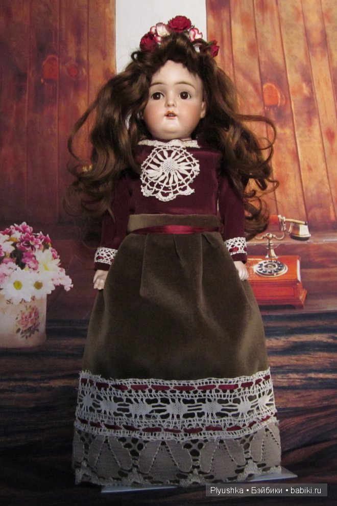 Гретхен обзавелась новым платьем и паричком Гретхен обзавелась новым платьем и паричком