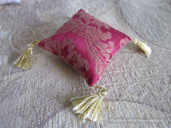 Комплект интерьерных подушек 1:6 и декорирование кукольного кресла (фото 9)