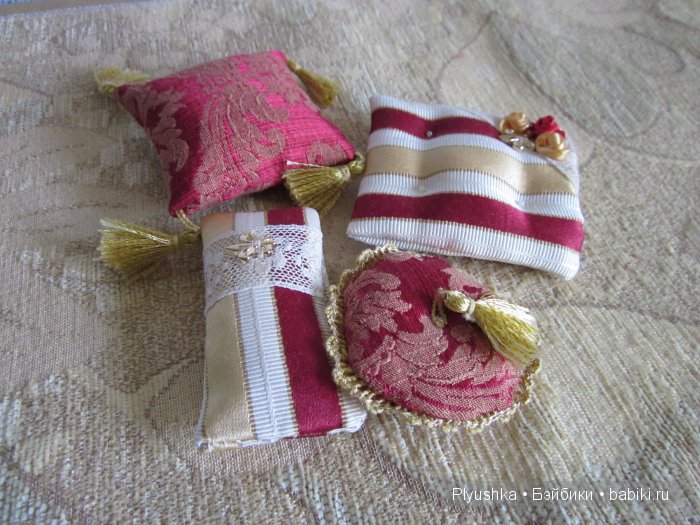 Комплект интерьерных подушек 1:6 и декорирование кукольного кресла (фото 10)