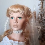 Винтажная большая фарфоровая кукла невеста