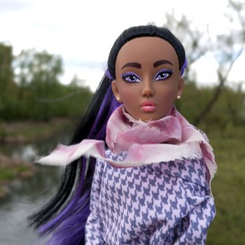 Мириам гуляет у реки