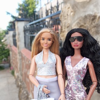 Красотки на море.