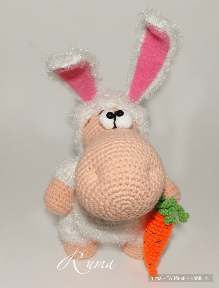 БегеМотя в костюме зайца