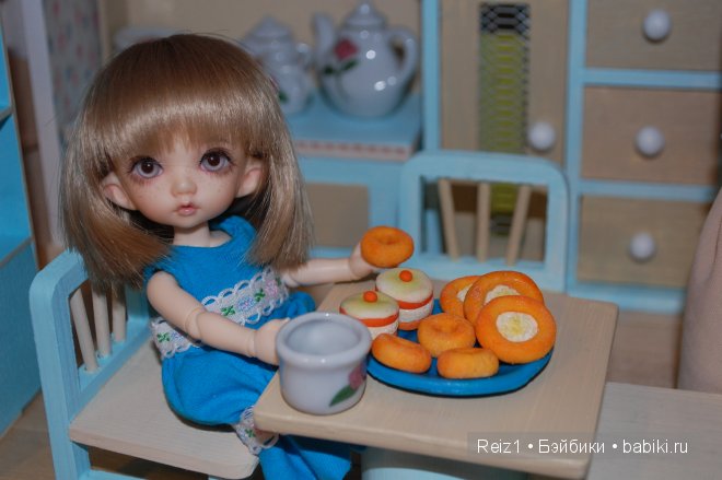 Решила накормить мою Васёну - кукольная миниатюра