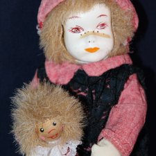 Фарфоровая кукла с деревянной куклой ребенком