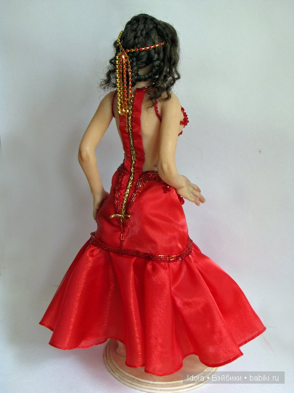 Платье расшитое бисером. Вид со спины