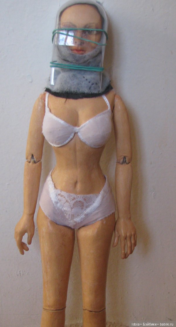 Деревянная кукла с пластиковыми шарнирами