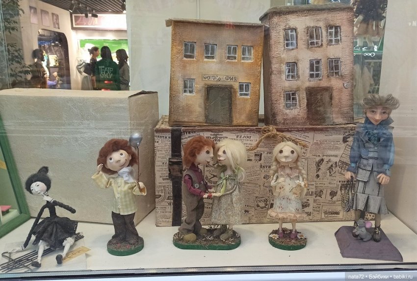 Куклы в витринах Московского театра кукол