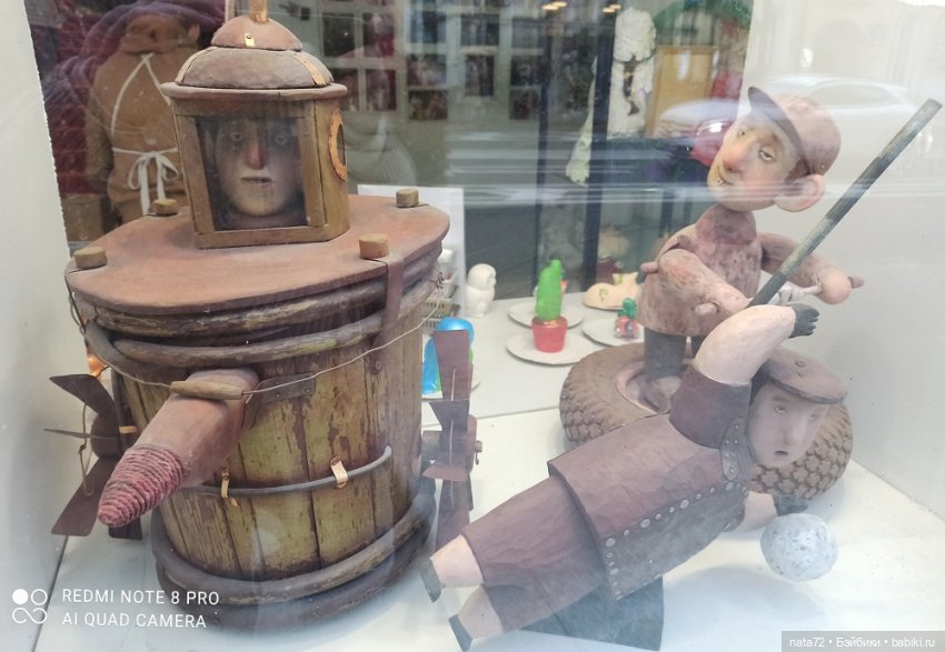 Куклы в витринах Московского театра кукол