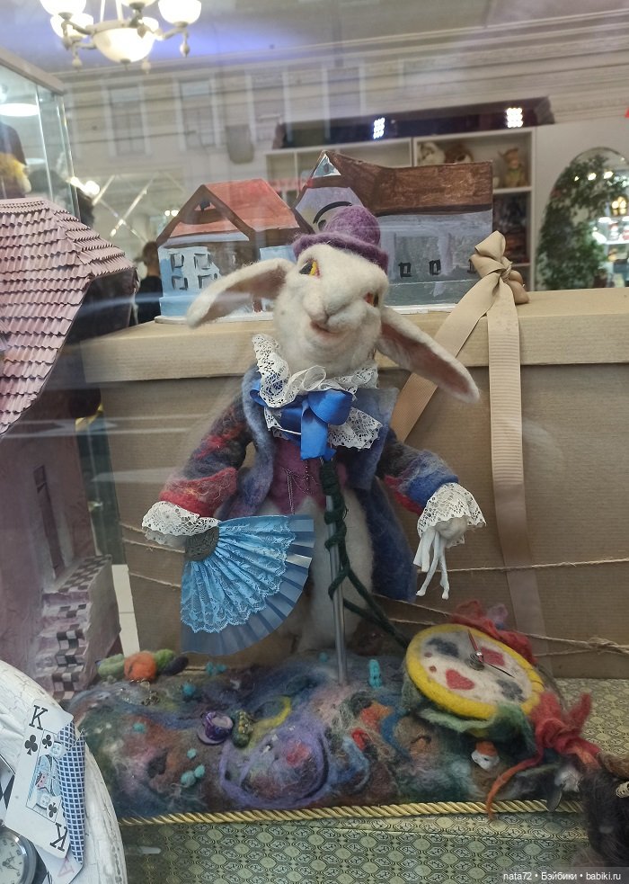 Куклы в витринах Московского театра кукол