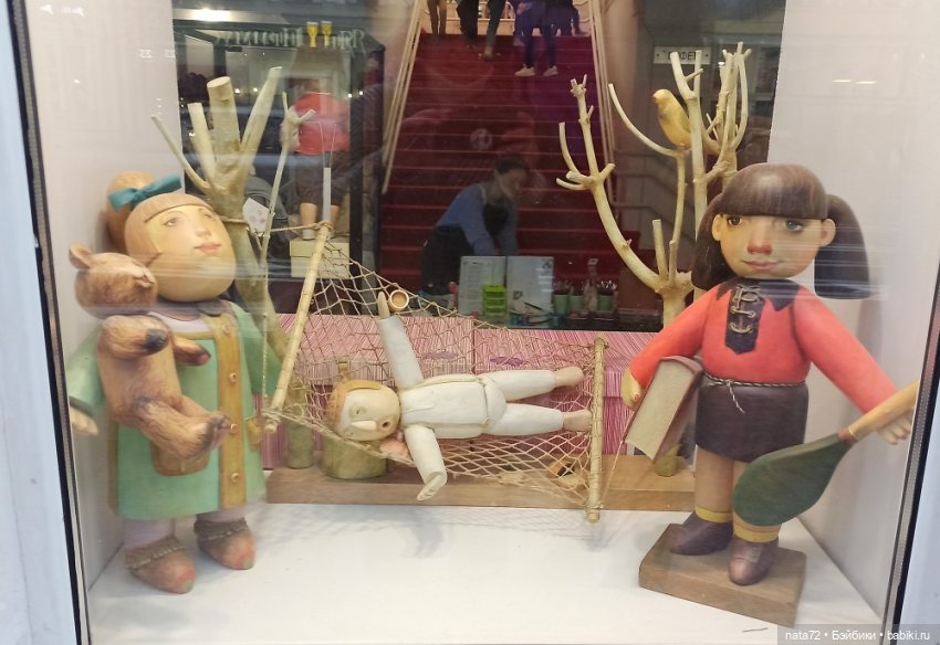 Куклы в витринах Московского театра кукол