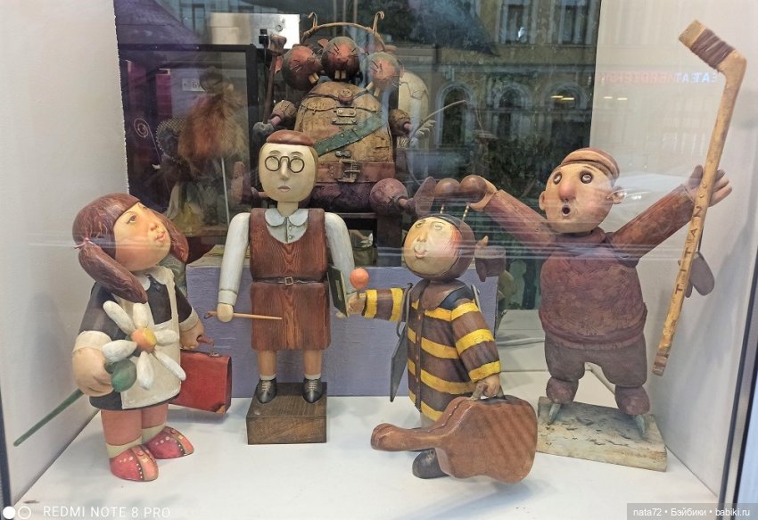 Куклы в витринах Московского театра кукол