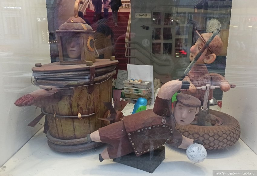 Куклы в витринах Московского театра кукол