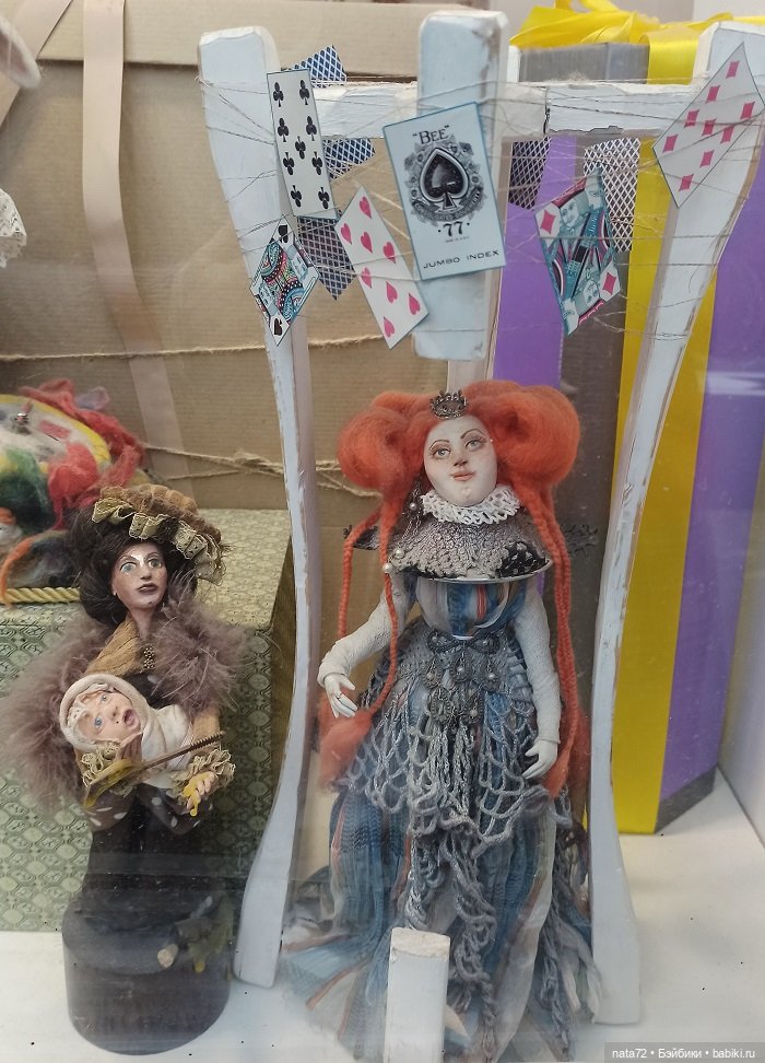 Куклы в витринах Московского театра кукол