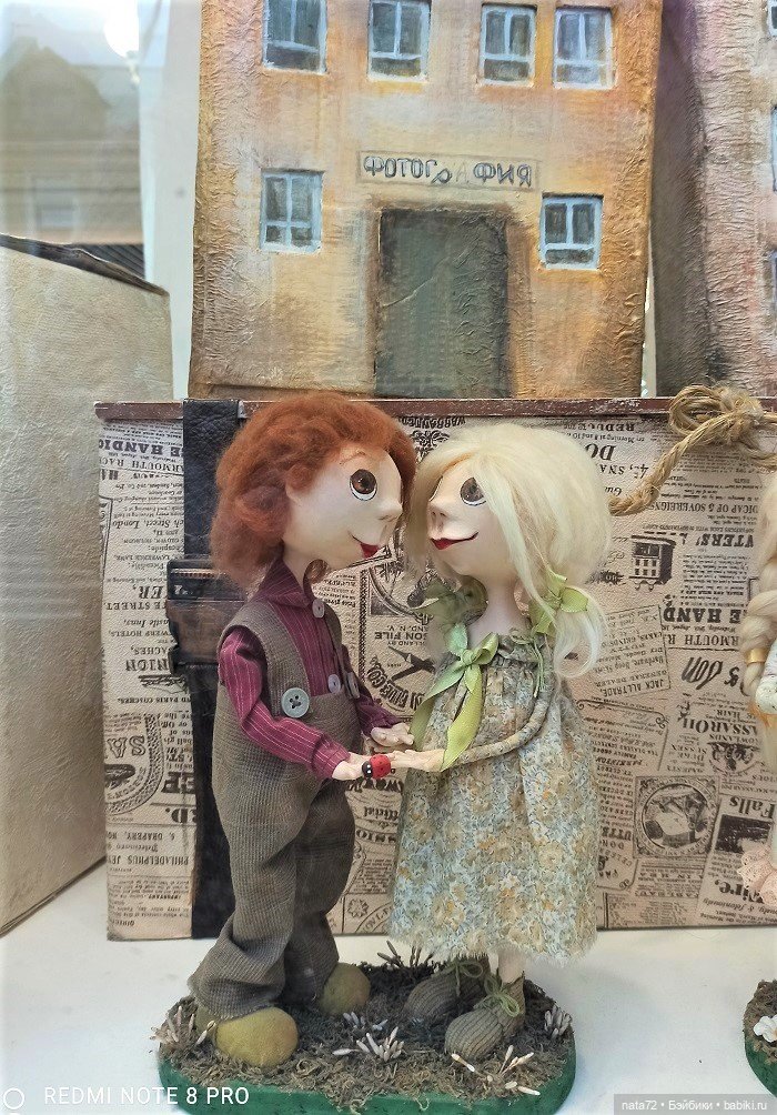 Куклы в витринах Московского театра кукол