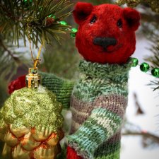 Веселый плюшевый мишка Веселый плюшевый мишка