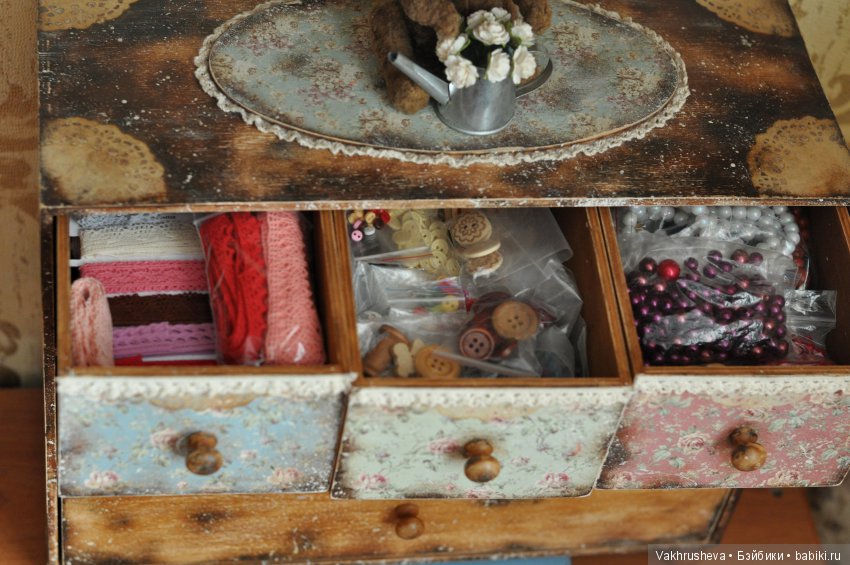 История одной комнаты — Хранение кукол и материалов: организация рабочего места (фото 10)