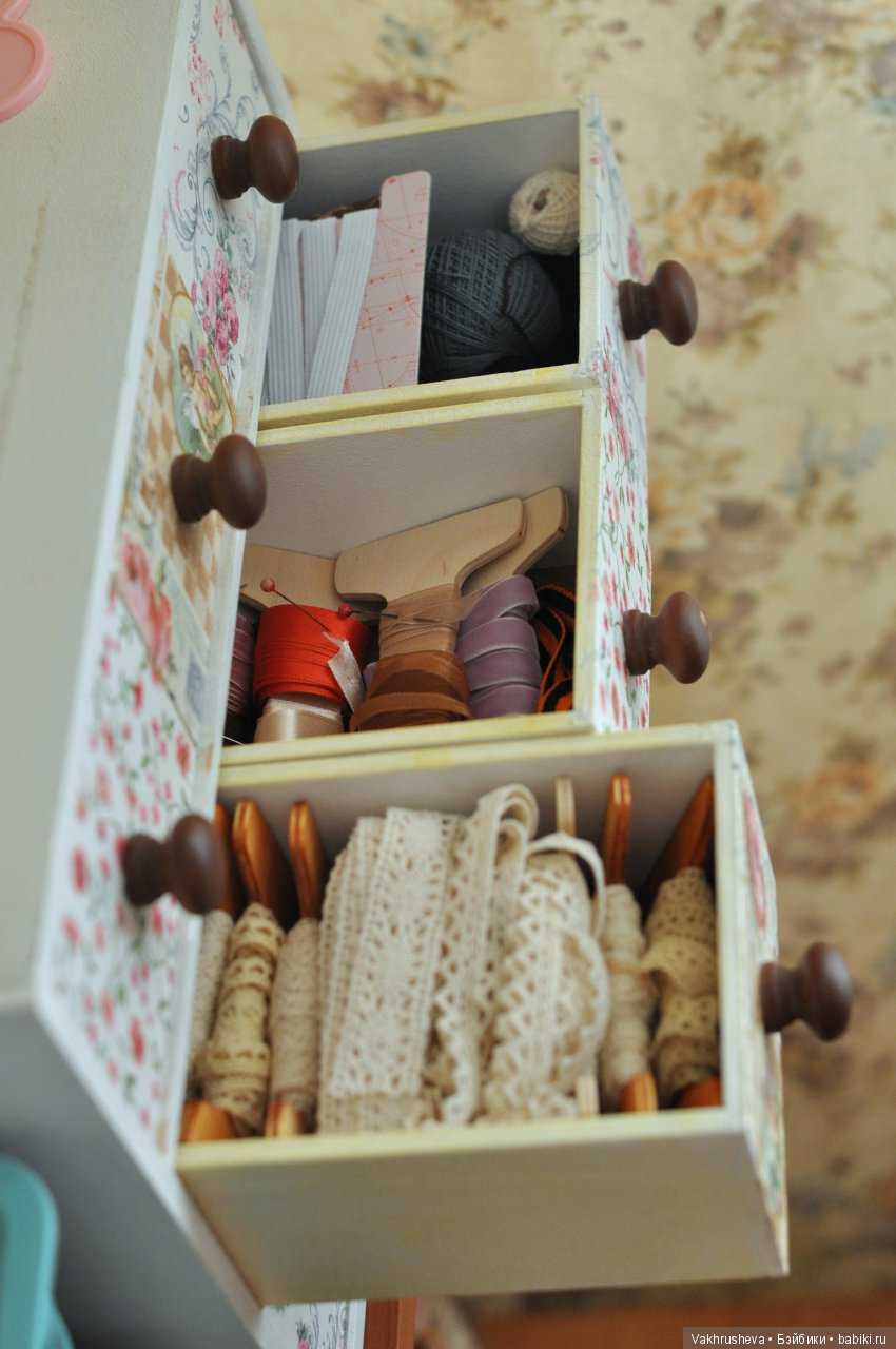 История одной комнаты — Хранение кукол и материалов: организация рабочего места