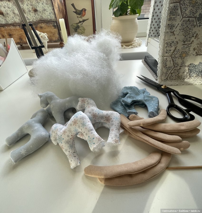 Октябрь на моём столе — Одежда и обувь для кукол своими руками: фото