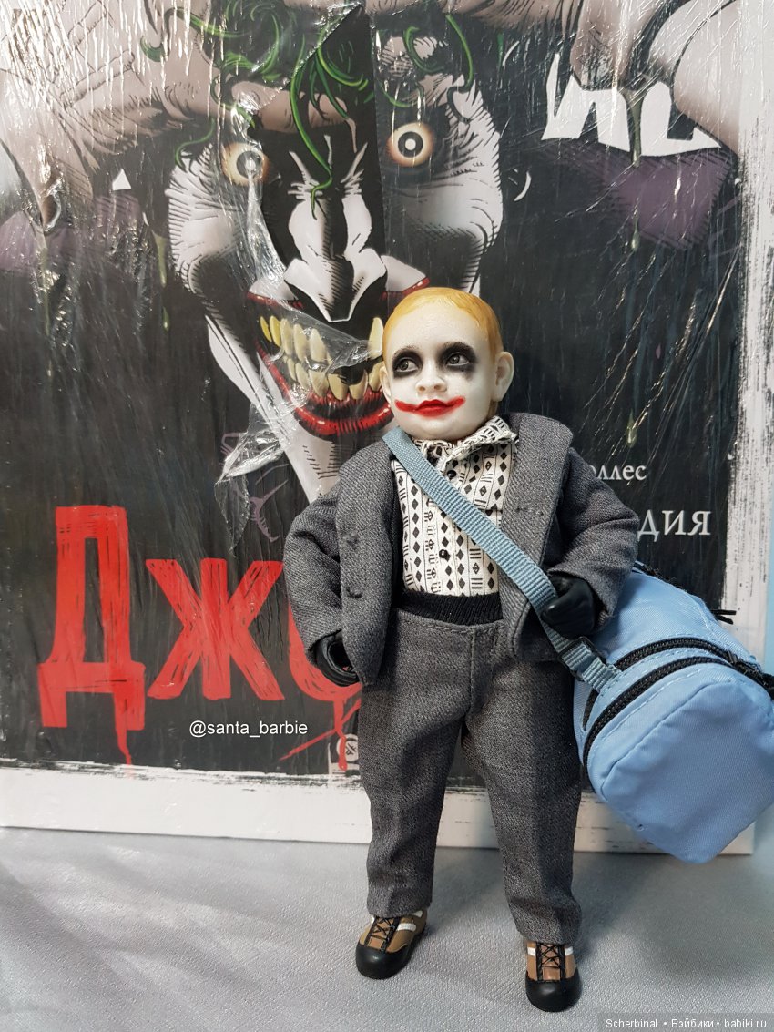 Супергерои и суперзлодей на открытии "Лавки комиксов"