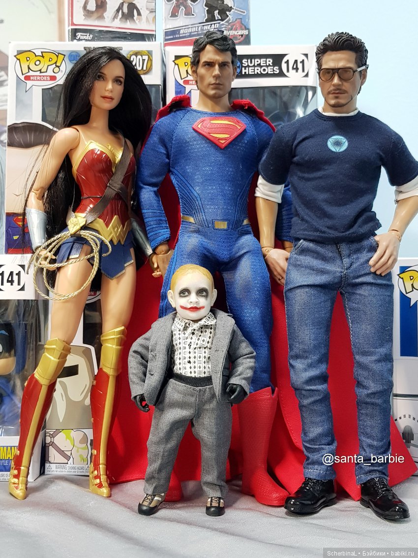 Супергерои и суперзлодей на открытии "Лавки комиксов"