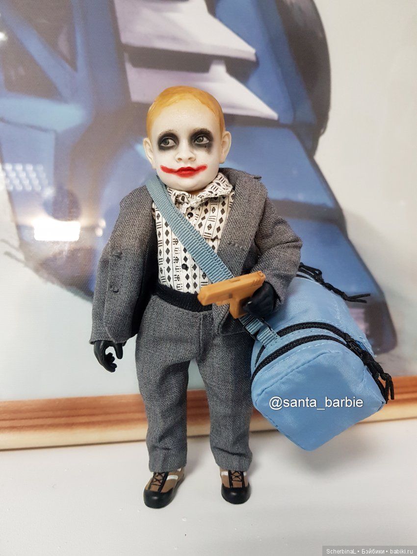 Супергерои и суперзлодей на открытии "Лавки комиксов"