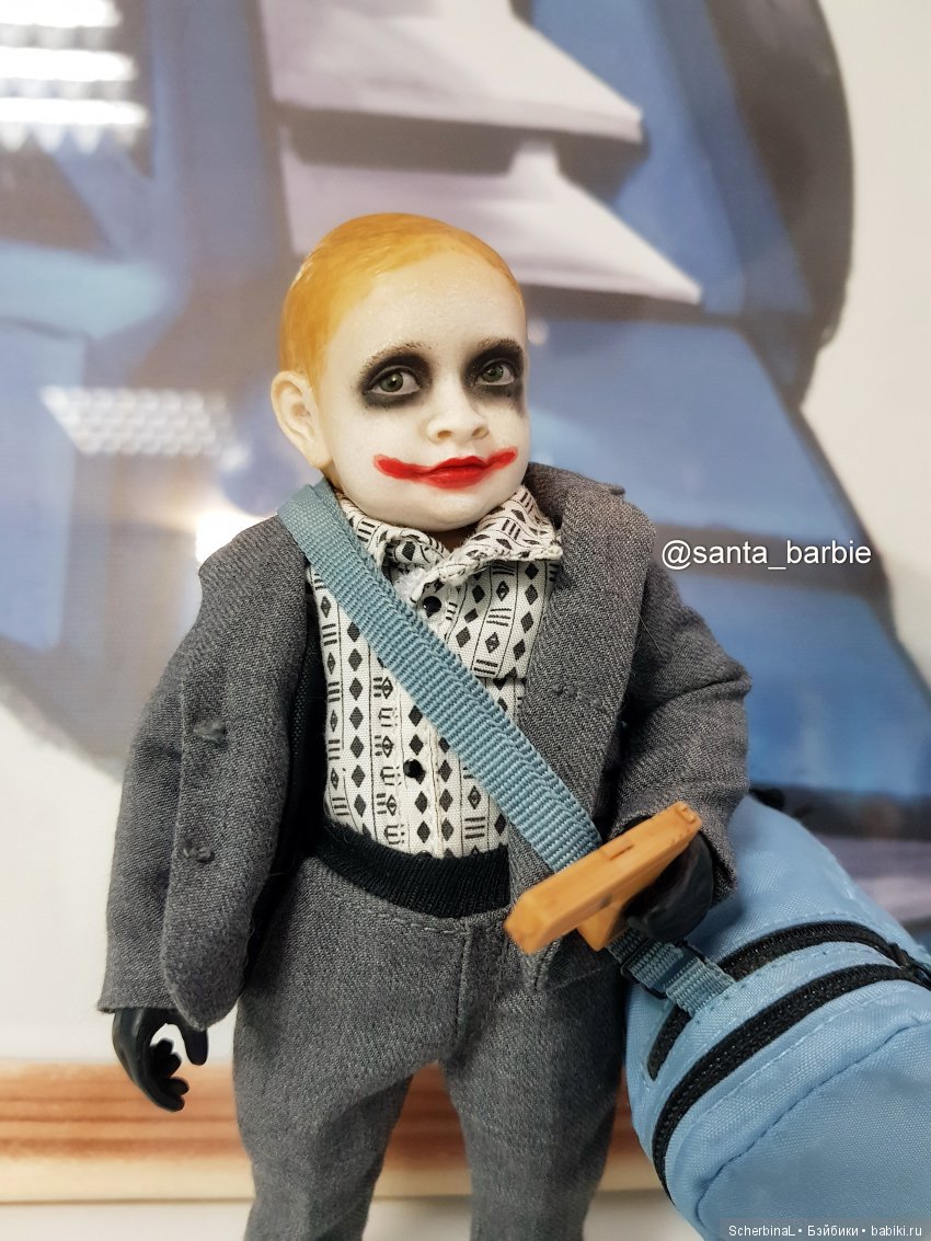 Супергерои и суперзлодей на открытии "Лавки комиксов"