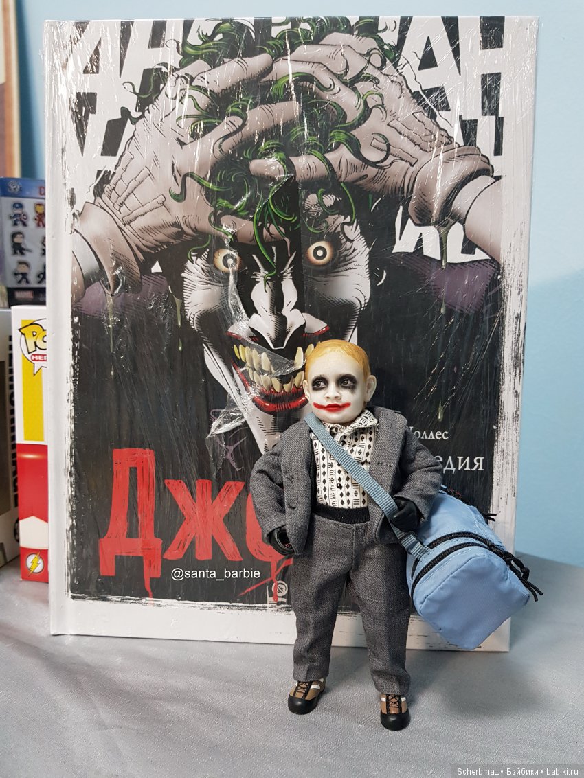 Супергерои и суперзлодей на открытии "Лавки комиксов"