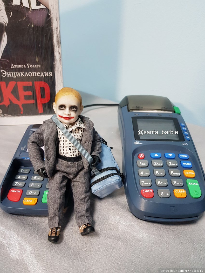 Супергерои и суперзлодей на открытии "Лавки комиксов"