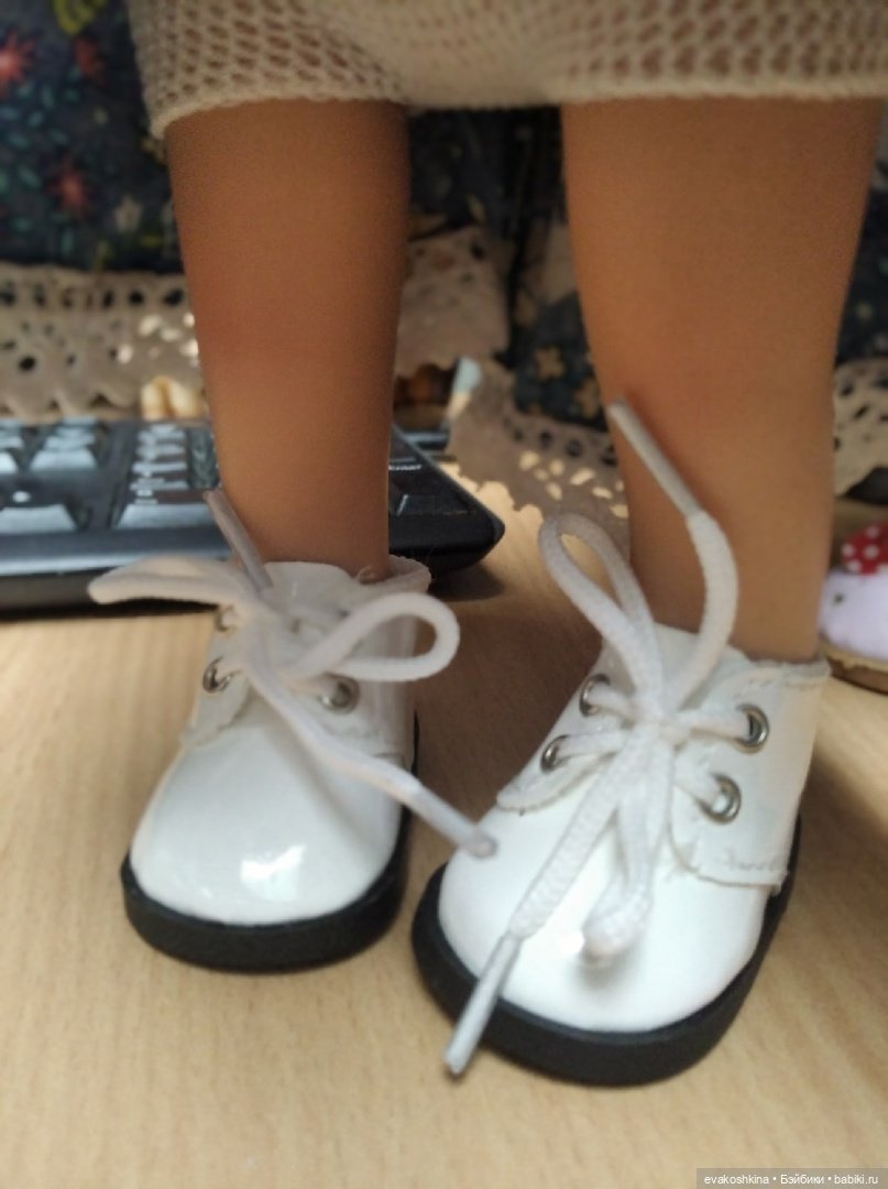 Пора готовиться к прохладе, примерка обуви куклам с ножкой около 5 см (фото 8)