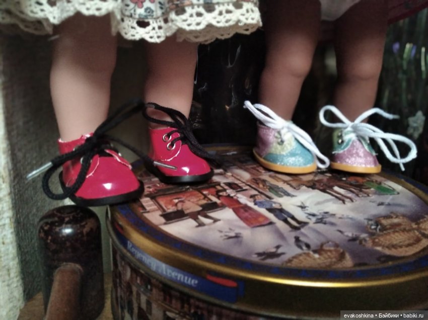 Пора готовиться к прохладе, примерка обуви куклам с ножкой около 5 см