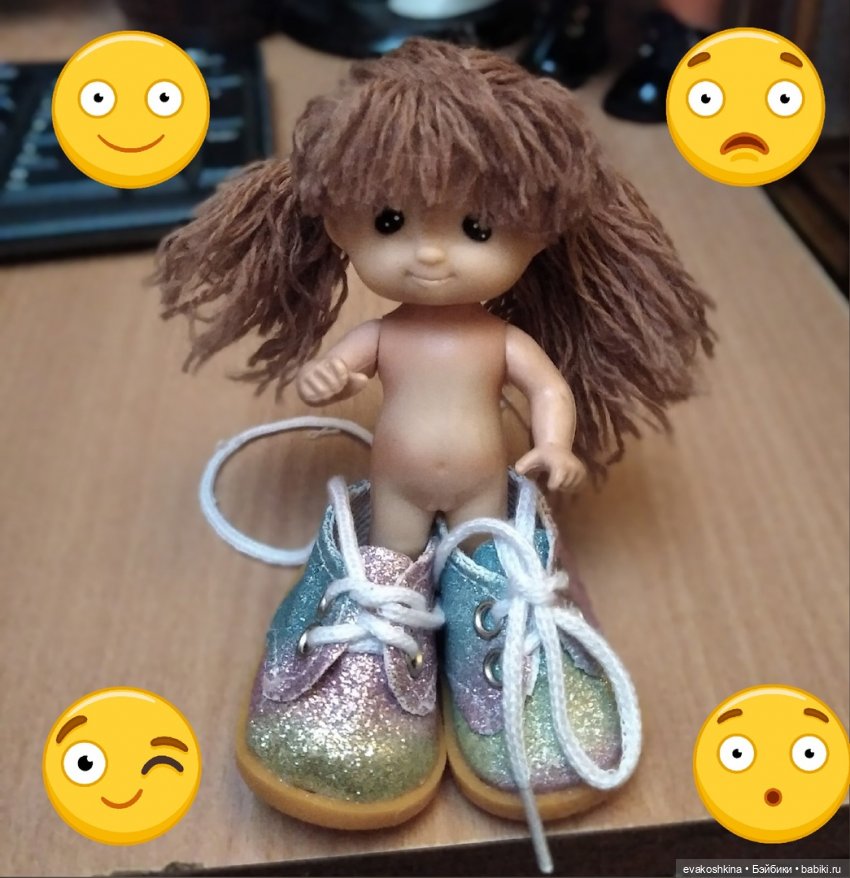 Пора готовиться к прохладе, примерка обуви куклам с ножкой около 5 см